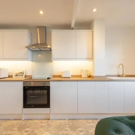1, King's Court Apartment